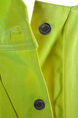 Eine Nahaufnahme eines leuchtend gelben Stoffes mit einem Metallknopf, auf dem das Wort 'ARMANI' geprägt ist, wobei ein Markenmerkmal hervorgehoben wird.