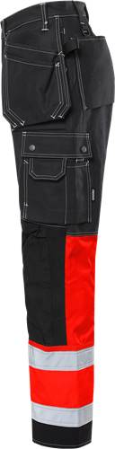 Eine Nahaufnahme einer schwarzen und roten Hose, die Taschendetails und kontrastierende Stofffarben zeigt.