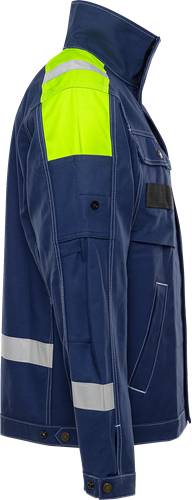 Ein Nahaufnahme einer blauen Arbeitsjacke mit reflektierenden Streifen und gelben Akzenten, mit Taschen und Knopfdetails auf der Vorderseite.