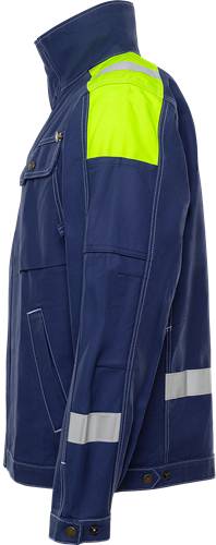 Eine Person trägt eine dunkelblaue Uniform mit mehreren Taschen und reflektierenden Streifen, die sich vor einem schwarzen Hintergrund abzeichnet.