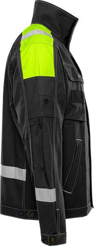 Eine Nahaufnahme einer dunklen Arbeitsjacke mit reflektierenden gelben und weißen Streifen, mit mehreren Taschen und sichtbaren Stickdetails.