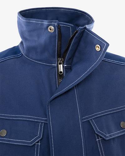 Blaue Jacke mit detaillierten weißen Nähten, versehen mit einem hohen Kragen, Reißverschluss und einer Metalldruckknopf-Schließung für zusätzliche Befestigung.