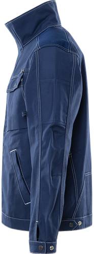 Nahaufnahme einer blauen Jeansjacke, die die Nähte und Taschendetails hervorhebt.