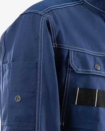 Detailaufnahme einer marineblauen Jacke mit präziser Stickerei und einer Tasche mit Knopfklappe und schwarzem Riemen.