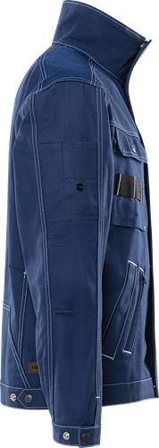 Blaue Cargohose mit seitlichen Taschen und weißen Nähten, die Funktionalität und lässigen Stil betonen.