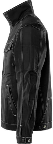 Detailaufnahme eines schwarzen Utility-Kleidungsstücks mit mehreren Taschen und verstärkten Nähten, die robustes Gewebe und funktionales Design hervorheben.
