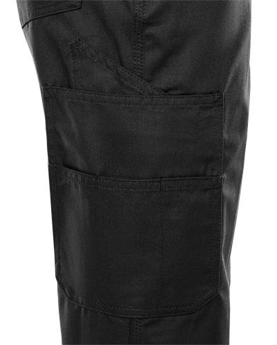 Schwarze Hose aus Stoff mit Taschen, bei der ein Teil der Seitentasche und Nahtdetails zu sehen sind.