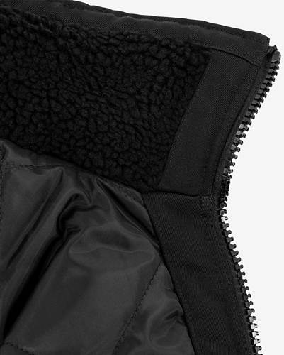 Nahaufnahme der Innenseite einer schwarzen isolierten Jacke, die Fleece- und Nylonmaterialien präsentiert und Wärme und Textur hervorhebt.