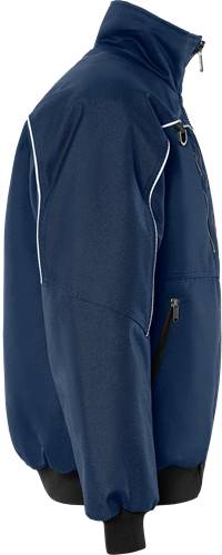 Nahaufnahme der Seite einer marineblauen Jacke mit weißen Paspelkanten und einer Reißverschlusstasche, die ihr Design und ihre Textur hervorhebt.