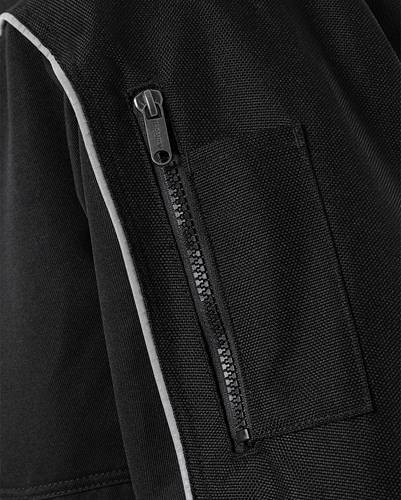Eine Nahaufnahme einer schwarzen Stoff-Jacke mit einer vertikalen, durchgehenden Reißverschlusstasche und grauer Einfassung, die Textur und Materialdetails zeigt.