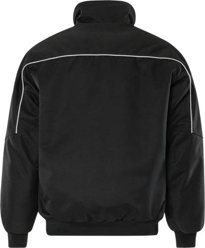 Eine Person ist von hinten zu sehen, die eine schwarze Jacke mit weißen Paspelierungsdetails trägt, wobei das Design und die Textur des Kleidungsstücks hervorgehoben werden.