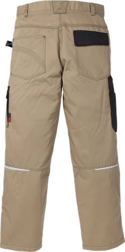 Beige Hose mit Kniepolstern und schwarzen Seitentaschen, mit einem kleinen bestickten Aufnäher auf der linken Seite.