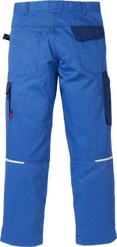 Blaue Arbeitshose mit reflektierenden Streifen nahe den Knöcheln, ausgestattet mit mehreren Taschen und einem Werkzeughalter an der linken Seite.