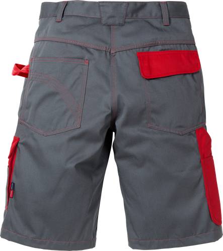 Eine Arbeitsshorts in Grau mit roten Akzenten an den Taschen und Nähten, von hinten gezeigt, wobei die Funktionalitätstaschen hervorgehoben werden.