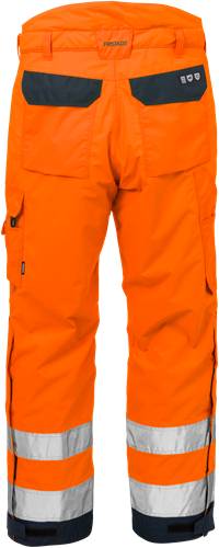Helle orangefarbene Hose mit Seitentaschen.