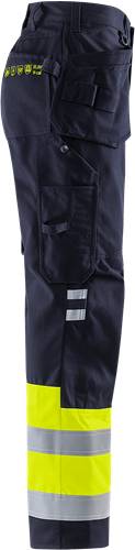 Nahaufnahme einer schwarzen Stoffhose mit einer Seitentasche und reflektierenden Streifen nahe dem Knie.