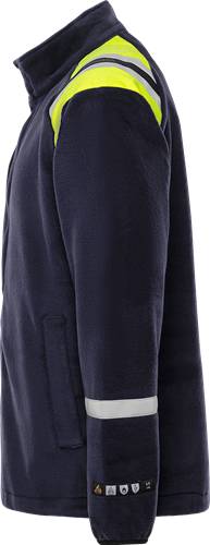 Eine Nahaufnahme der Körpermitte einer Person, die eine dunkelblaue Jacke mit einer Tasche an der Seite trägt.