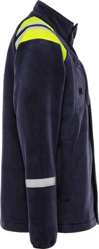 Eine Nahaufnahme einer Person, die eine dunkelblaue Jacke trägt, mit Fokus auf die Stoffstruktur und Taschendetails.