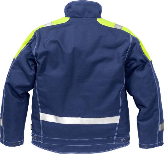 Eine dunkelblaue Schutzjacke mit hochsichtbaren gelben und reflektierenden silbernen Akzenten, die für die Sicherheit bei schlechten Lichtverhältnissen konzipiert ist.