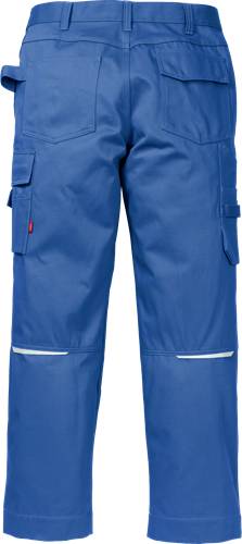 Blaue Arbeitshose mit Cargotaschen und Reflexstreifen nahe den Knien.