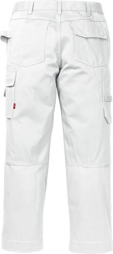 Weiße Cargo-Hose mit mehreren seitlich sichtbaren Taschen.