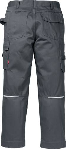 Graue Arbeitshose mit Cargotaschen und reflektierenden Bändern nahe dem Hosensaum.