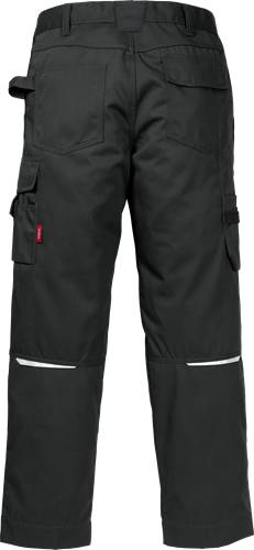 Dunkelgefärbte Arbeitshose mit Seitentaschen und Reflektorstreifen in Kniehöhe.