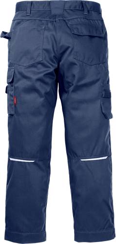 Blaue Arbeitshose mit Cargotaschen und reflektierenden Bändern im Kniebereich, entwickelt für Sicherheit und Funktionalität in Arbeitsumgebungen.