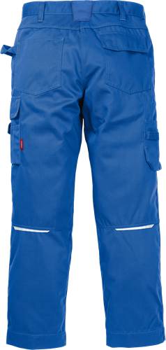 Blaue Arbeitshose mit reflektierenden Streifen in Kniehöhe, ausgestattet mit mehreren Taschen.