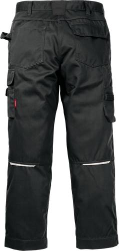 Dunkle Arbeitshose mit reflektierenden Streifen nahe den Knien; ausgestattet mit Cargotaschen an den Seiten. Geeignet für sicherheitsorientierte manuelle Tätigkeiten.