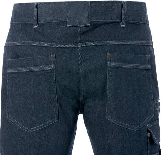 Eine Detailaufnahme der Rückseite einer Jeans aus dunklem Denim, die Taschen und Nahtdetails zeigt.
