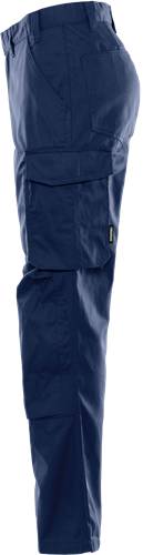 Eine Nahaufnahme eines blauen Stoffes mit einer sichtbaren Tasche auf der linken Seite und einem kleinen schwarzen Etikett am Saum.