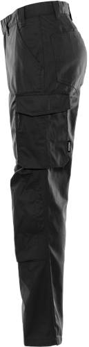 Ein schwarzes Hosenbein mit einer Tasche, an der ein kleines sichtbares Logoetikett angebracht ist.