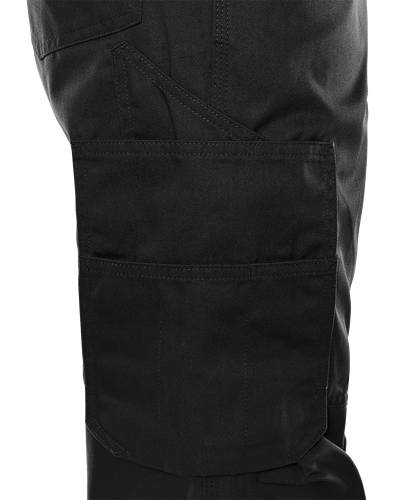 Schwarze Stoffhose mit mehreren Taschen, die Funktionalität und Praktikabilität betonen.
