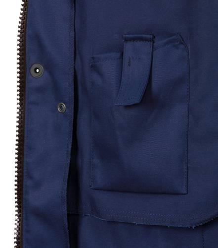 Detailaufnahme des Innenbereichs eines marineblau-farbenen Mantels mit einem Knopf und einer Utility-Tasche.
