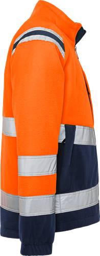 Eine Person, die eine hell-orangefarbene und navy-blaue Warnschutzuniform trägt, mit reflektierenden silbernen Bändern, die möglicherweise für Sicherheitszwecke verwendet werden.