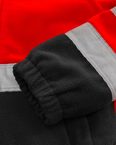 Eine Nahaufnahme einer Person, die eine rot-schwarze Jacke mit einem reflektierenden grauen Streifen trägt, die das Design des Ärmels und der Manschette hervorhebt.