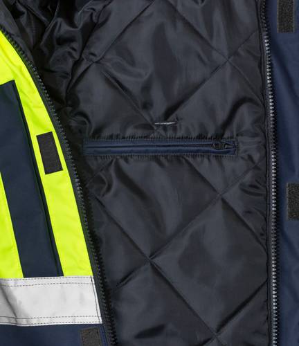 Das Bild zeigt das Innere einer dunklen, gesteppten Jacke mit einer Reißverschlusstasche und einem leuchtend gelben Futter auf einer Seite.
