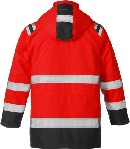 Eine rote Sicherheitsjacke mit reflektierenden silbernen Streifen an den Ärmeln, der Brust und dem Rücken, entwickelt für optimale Sichtbarkeit bei schlechten Lichtverhältnissen.