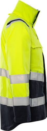 Eine Person, die eine hochsichtbare gelbe Jacke und eine dunkle Hose trägt.
