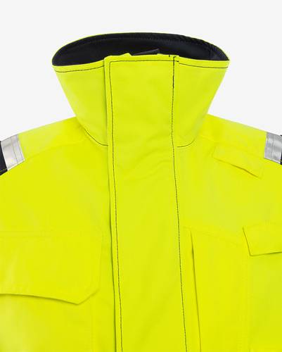 Eine Warnschutzjacke in signalgelb mit reflektierenden Streifen auf den Schultern, die für Sicherheit und Sichtbarkeit bei schlechten Lichtverhältnissen konzipiert wurde.