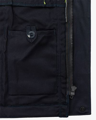 Nahaufnahme einer schwarzen Stofftasche an einer Jacke mit Knopfverschluss und einem rechts sichtbaren Reißverschluss.