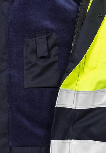 „Eine Nahaufnahme einer dunkelblau und neon-gelben Sicherheitsjacke mit reflektierendem Streifen und Taschendetail, die die hochreflektierende Materialqualität betont.