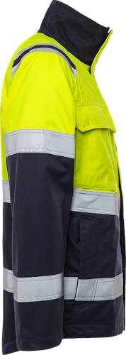 Eine Person trägt eine Warnschutzjacke mit reflektierenden Streifen, von der Seite gezeigt.