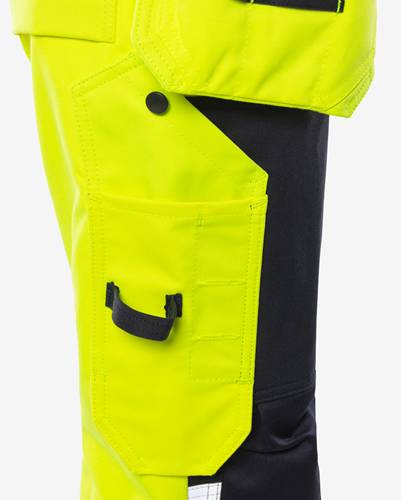 Leuchtend gelbe und schwarze Utility-Beinnaht; verfügt über eine Tasche mit Klappe und einer kleinen Schlaufe, konzipiert für Zweckmäßigkeit und hohe Sichtbarkeit.