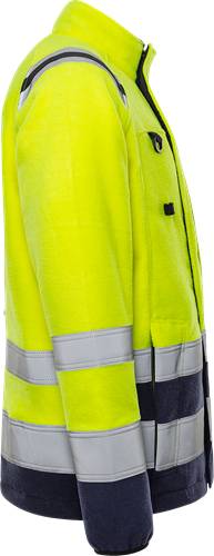 Eine Person trägt eine leuchtend gelbe Warnschutzjacke mit reflektierenden grauen Streifen, was darauf hindeutet, dass sie einer Arbeit nachgeht, die Sicherheitskleidung erfordert.