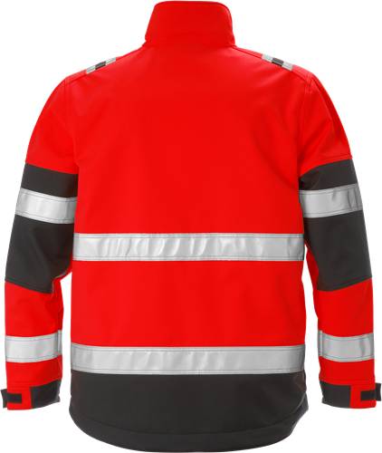 Eine Person, die eine rote Jacke mit reflektierenden grauen Streifen trägt, von hinten betrachtet. Die Jacke scheint für Sicherheit oder Sichtbarkeit konzipiert zu sein.