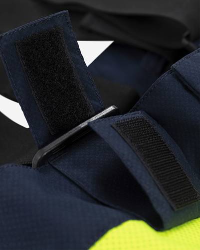 Nahaufnahme eines dunklen Stoffes mit schwarzen Klettbändern, möglicherweise Teil einer Tasche oder eines Kleidungsstücks.