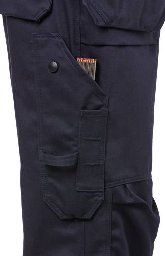 Nahaufnahme einer Tasche eines dunkelblauen Kleidungsstücks mit Knopfdetail, die einen kleinen Satz bunter Bleistifte enthält.