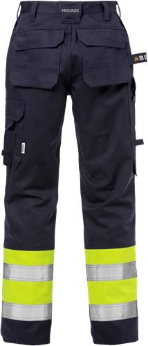 Eine Person, die dunkle Cargohosen mit seitlichen Taschen trägt, von der Taille bis zum Knie abgebildet.